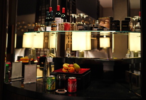 0712 91 08338c Shangri La Minibar